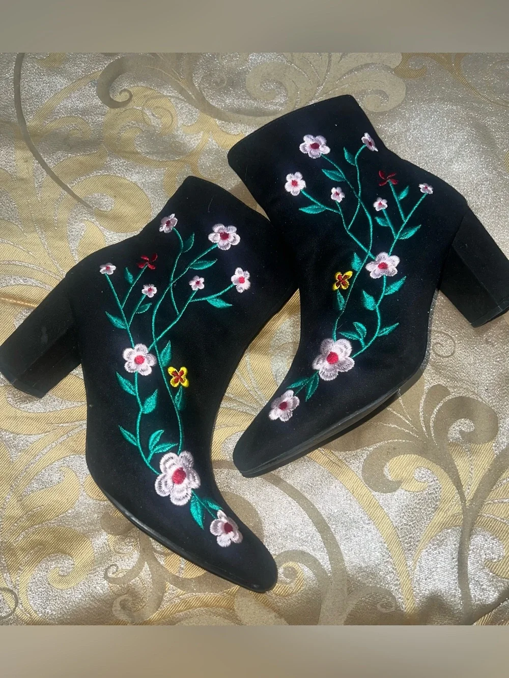 Chase & Chloe Black Floral Embroidered Ankle Booties Size 10